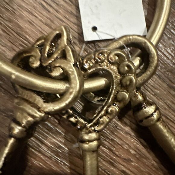 Antique Skeleton Keys On Key Ring Decoration Wall Art NWT - Picture 2 of 4